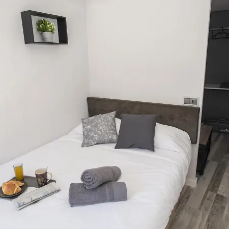 Elegante Apartamento Para 5 En El Centro De Caceres Con Wifi Exterior photo